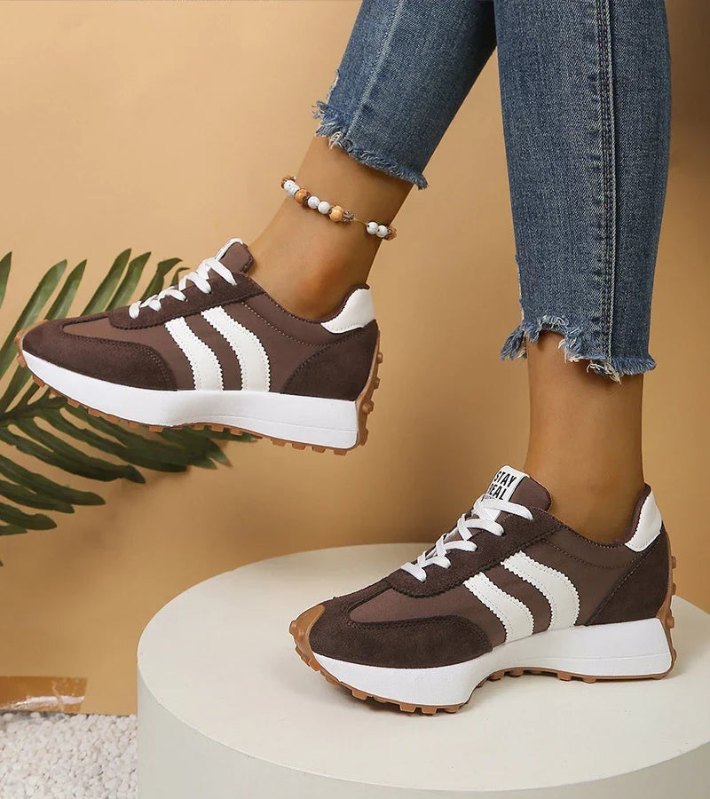 Comfort sneakers for all-day wear with adjustable support